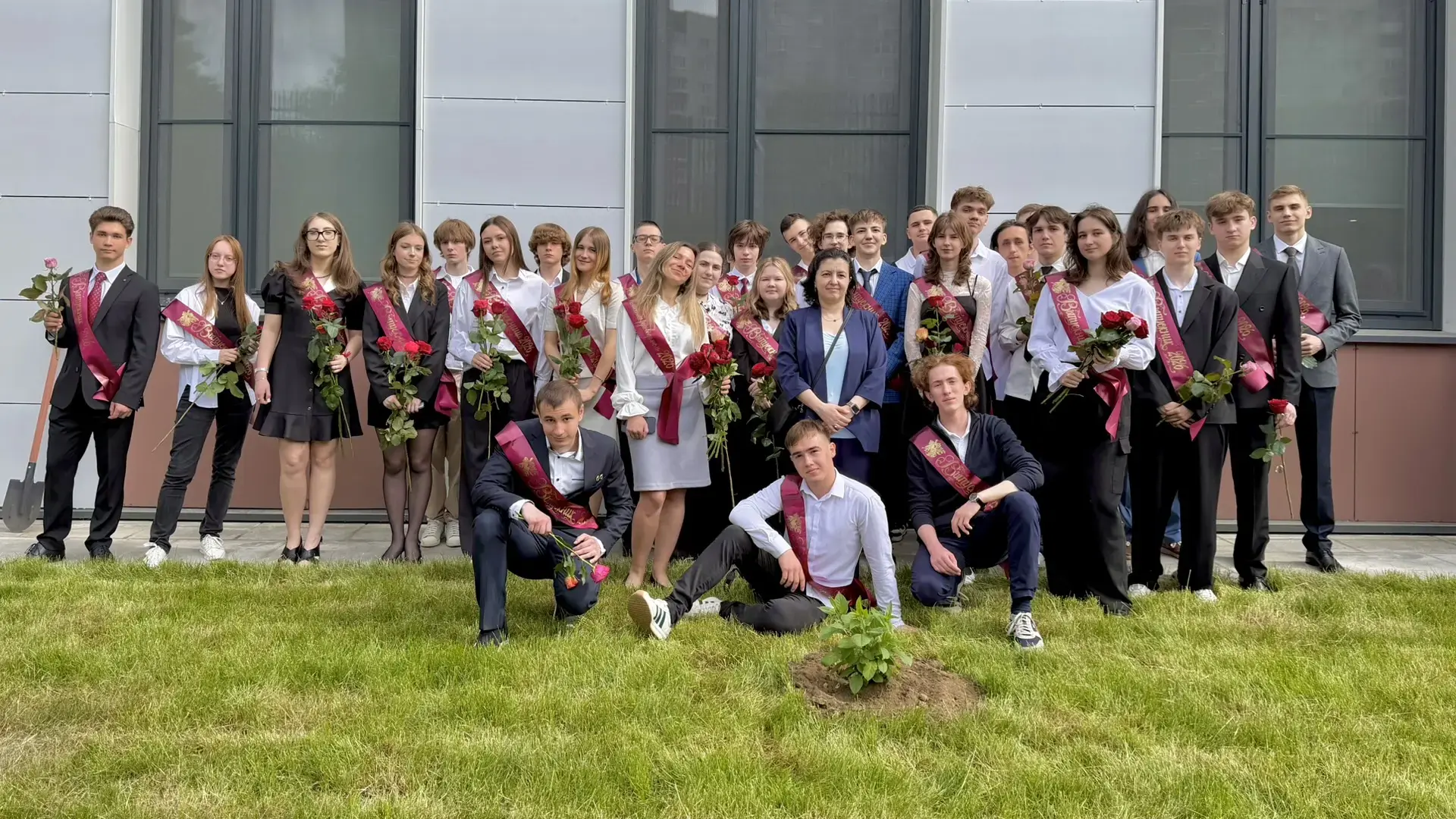 СИРЕНЬ ПАМЯТИ  🌸 Дорогие наши выпускники, родители и учителя!  ✨ Вот уже звенят последние звонки, а 