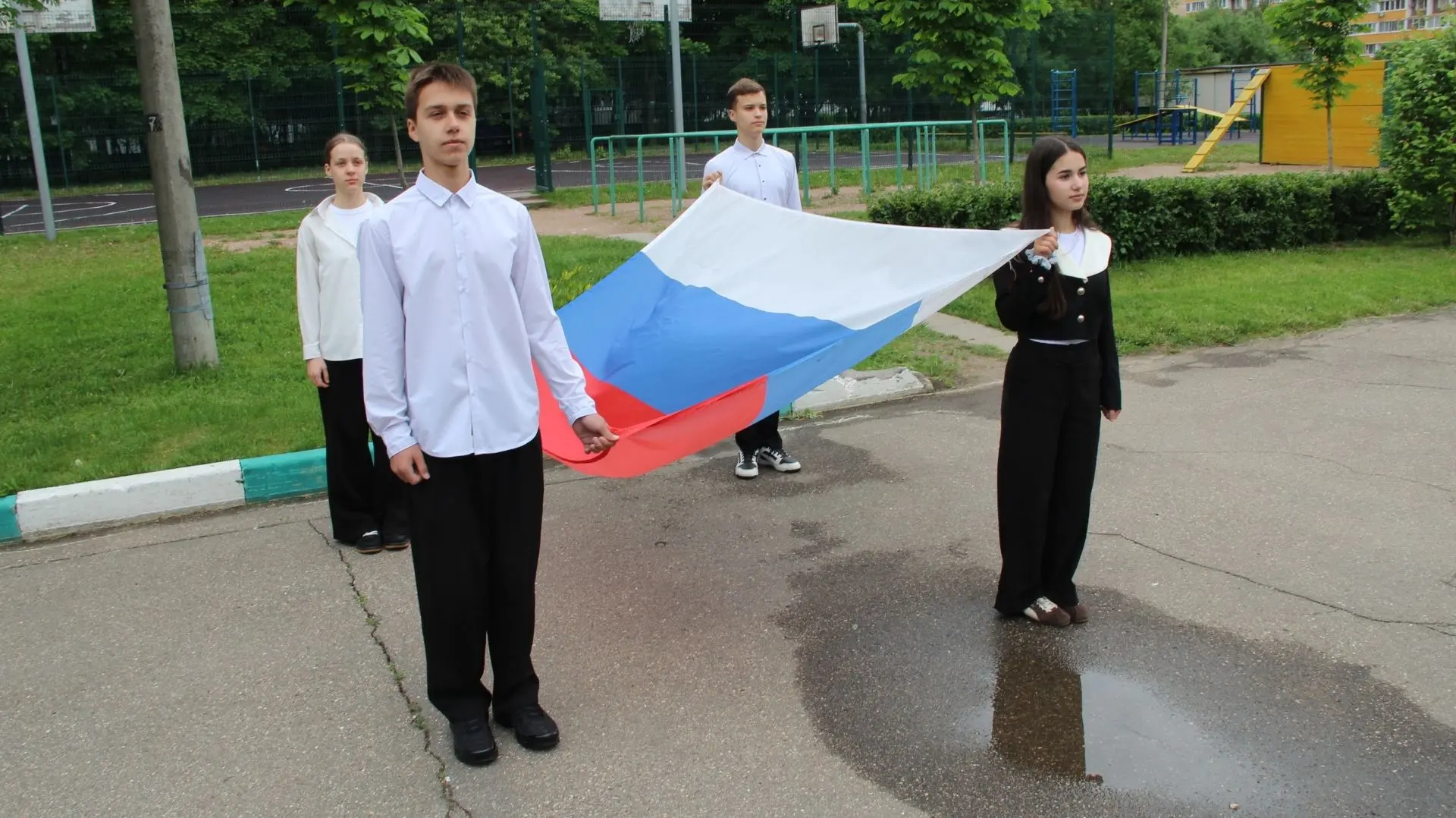 🇷🇺 Заключительный учебный понедельник: торжественная церемония в Школе №1018  Сегодняшнее утро в Шко
