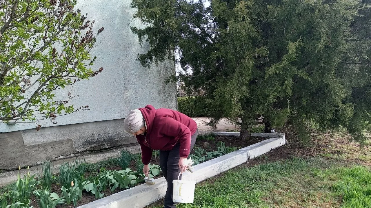 Весенний субботник провела библиотекарь села Раздольное  По доброй традиции с начала апреля во всех 