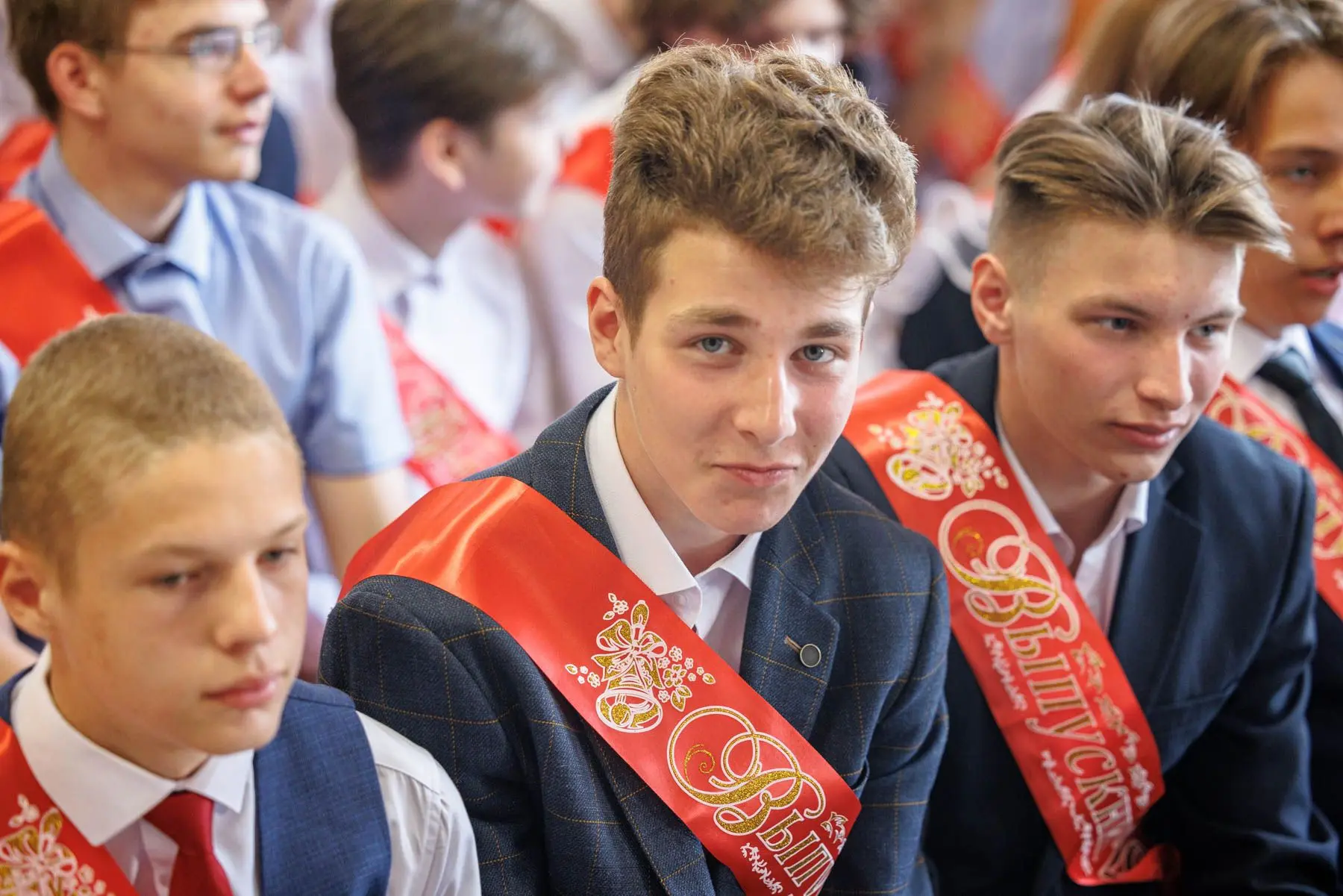 Дорогие выпускники, поздравляю вас с последним звонком! Сегодня он прозвенит для более чем 27 тысяч 