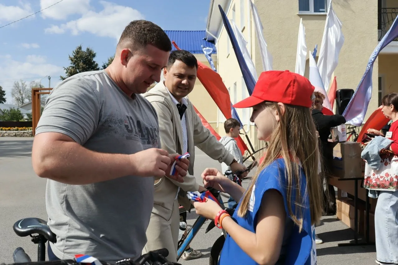 Мероприятие, приуроченное ко Дню Государственного флага, прошло на площади Флагов в Веш...