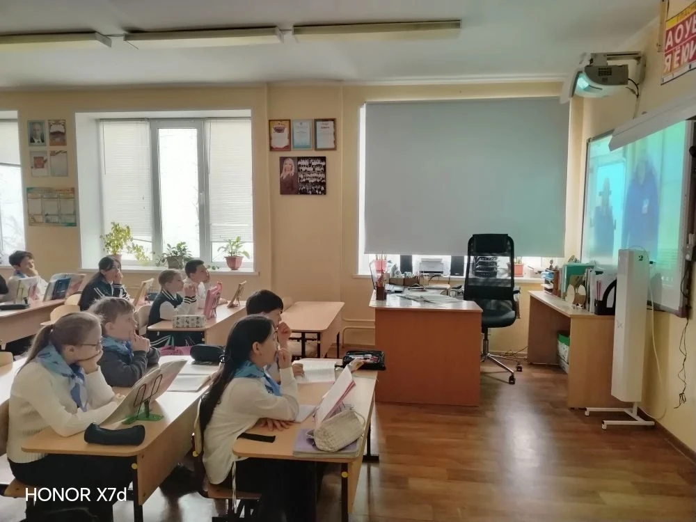 Утро понедельника традиционно началось с поднятия флагов. У всех прошли "Разговоры о важном". Тема: 