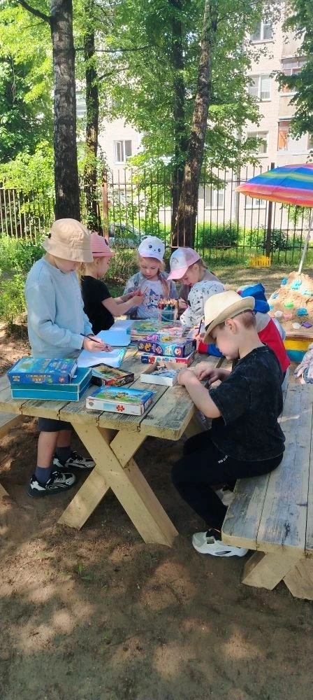 А у нас началась летняя оздоровительная компания☀️
Жизнь детей в летний период переносится на прогул
