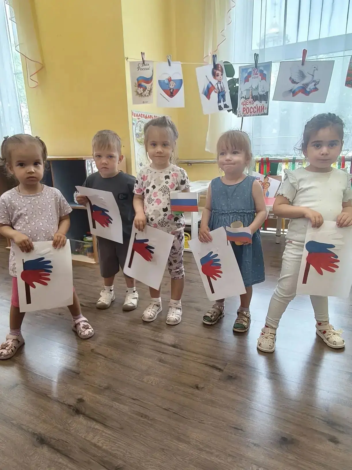 Сегодня ребята с 1 младшей группы делали яркие флажки ко Дню России. Ладошки наших малышей превратил