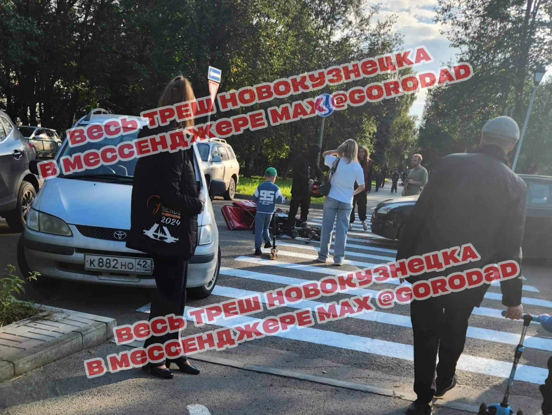 💥 СЕЙЧАС! ЧИТАТЕЛЬ СООБЩАЕТ, ЧТО В СКВЕРЕ НА ГРДИНЫ АВТОМОБИЛЬ СБИЛ РОЗОВОГО КУРЬЕРА! ...