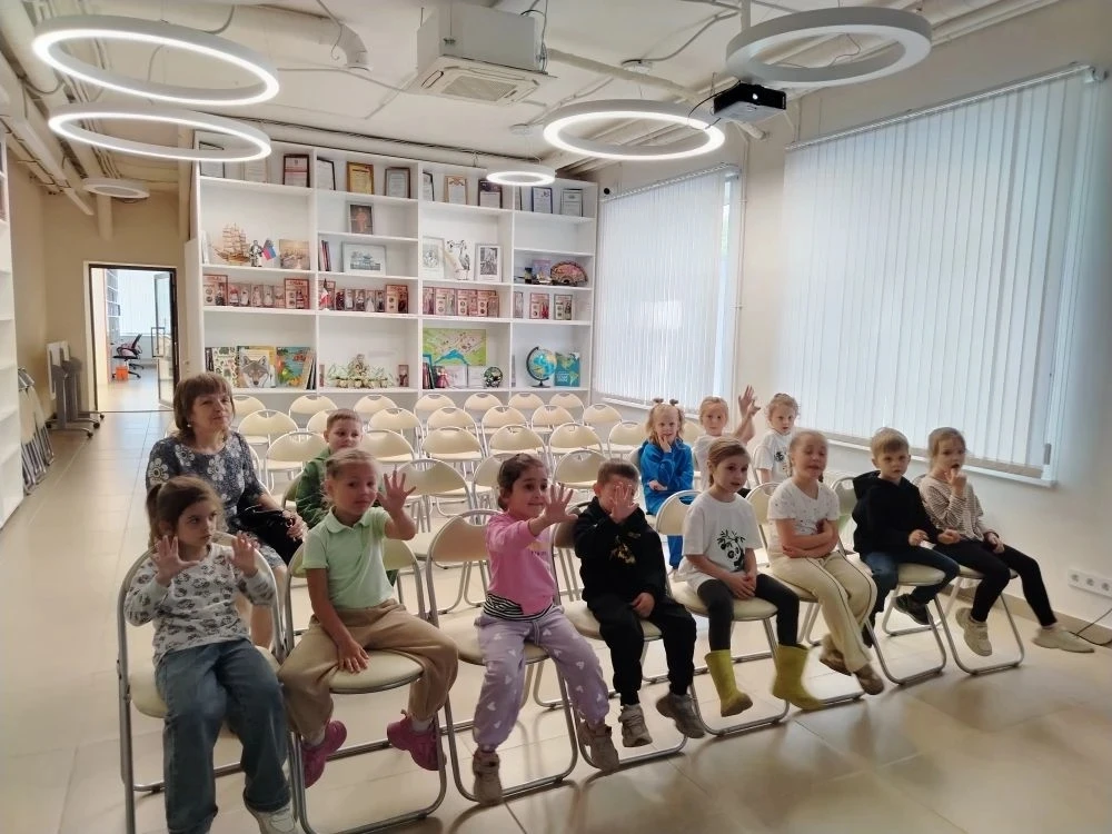 Сегодня воспитанники группы "Почемучки" посетили библиотеку, где для них прошла увлекат...