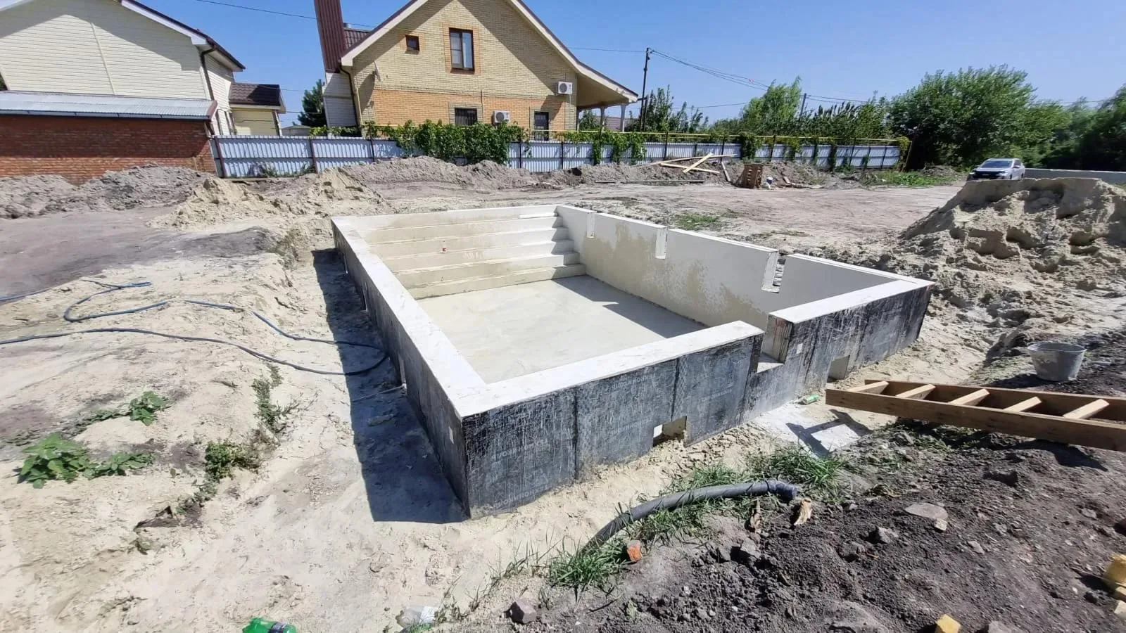 Бассейн начинается задолго до того, как в нём появляется вода.