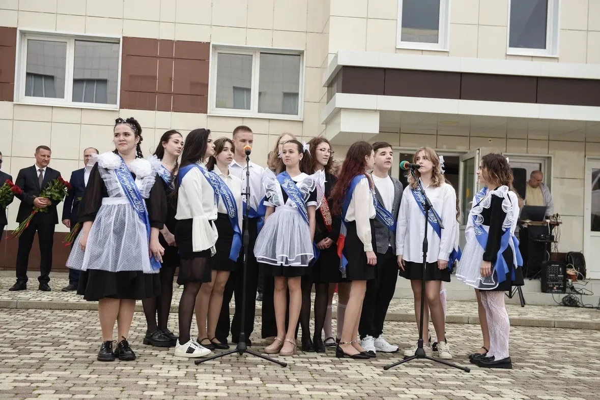 Звенит последний звонок... 🎓  Вот и пролетели эти 11 и 9 лет… Кажется, только вчера вы робко зашли в