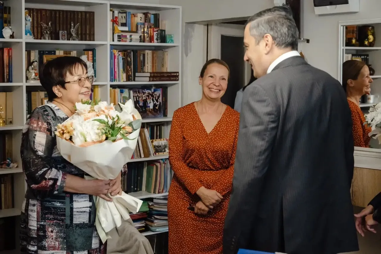 💐 Александр Хинштейн поздравил учителя русского языка и литературы Людмилу Емельянову ...