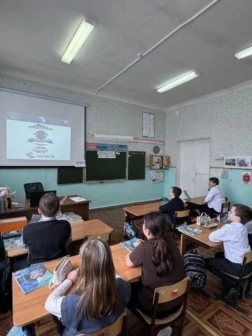 В нашей школе во всех классах прошли классные часы под названием «Детский телефон доверия»  , приуро