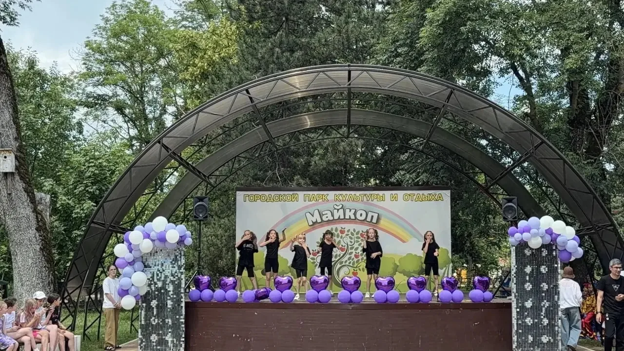 Ребята из летнего лагеря «Радуга» стали настоящими звёздами городского фестиваля «Здесь зажигаются з