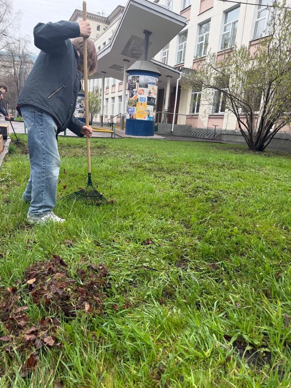 Традиционно апрель – это время уборки в предвкушении лета.  Волонтёры с Кутузовского проспекта, 28 у