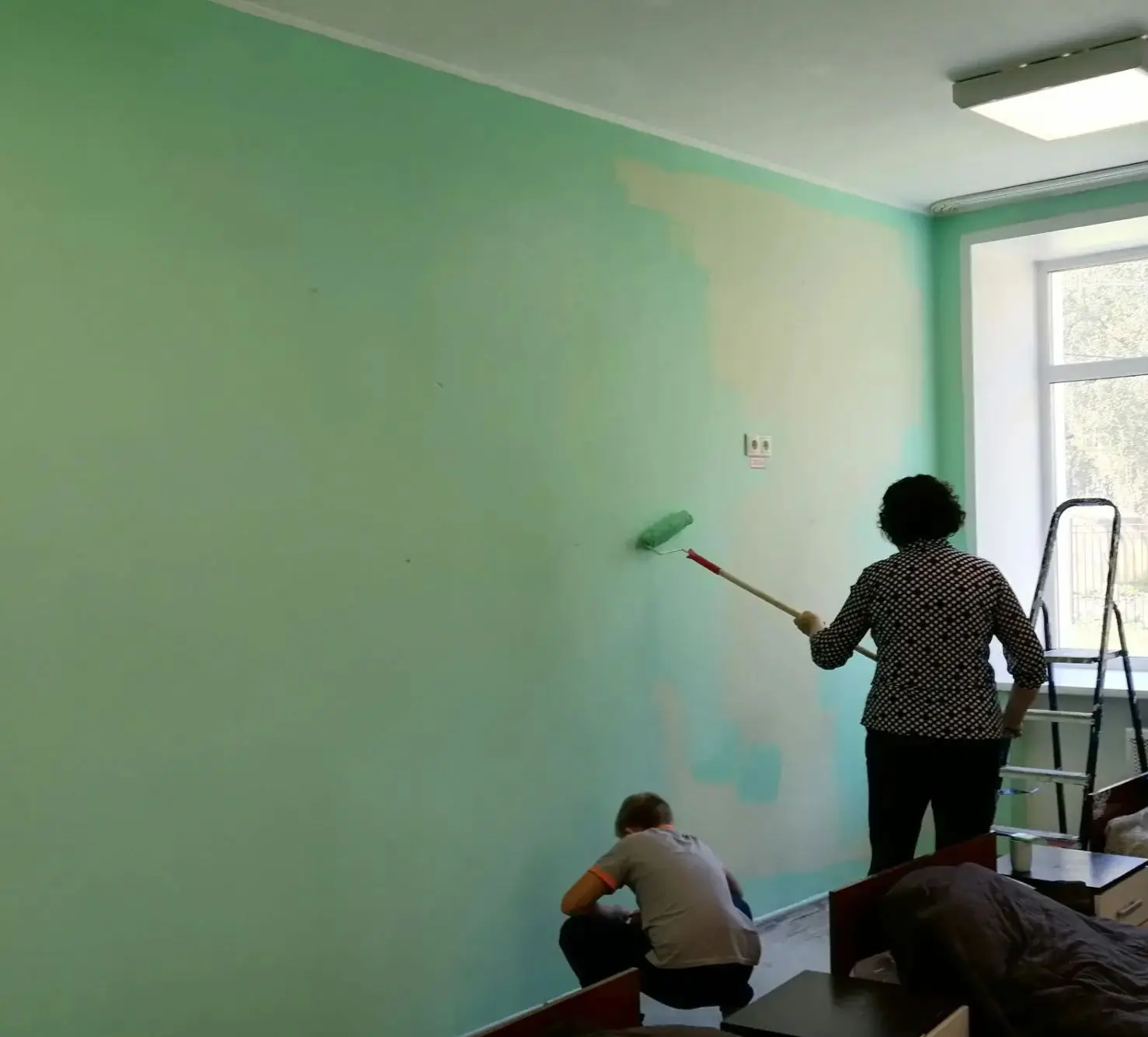 Сегодня воспитанники Севского детского дома учились красить стены и стирать вещи. Эти п...