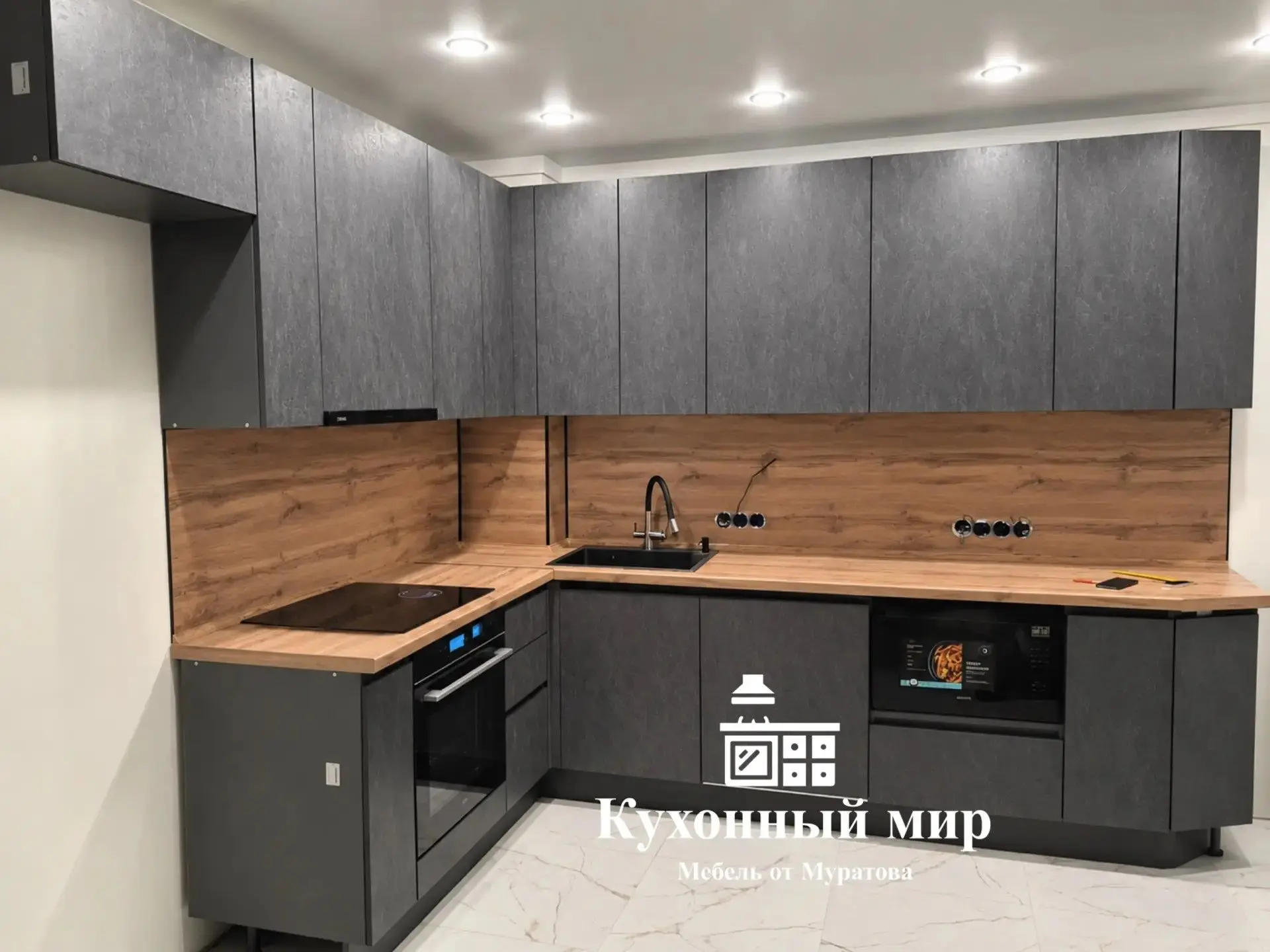 🏡Стильный угловой кухонный гарнитур гармонично сочетает сдержанный графитовый оттенок ...