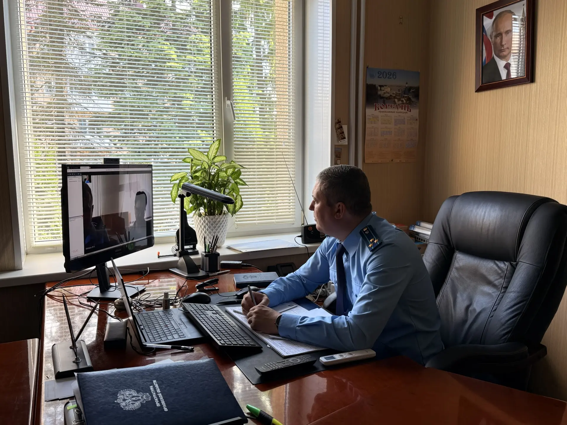 Заместитель прокурора Орловской области Алексей Вахрушев в рамках работы мобильной прие...