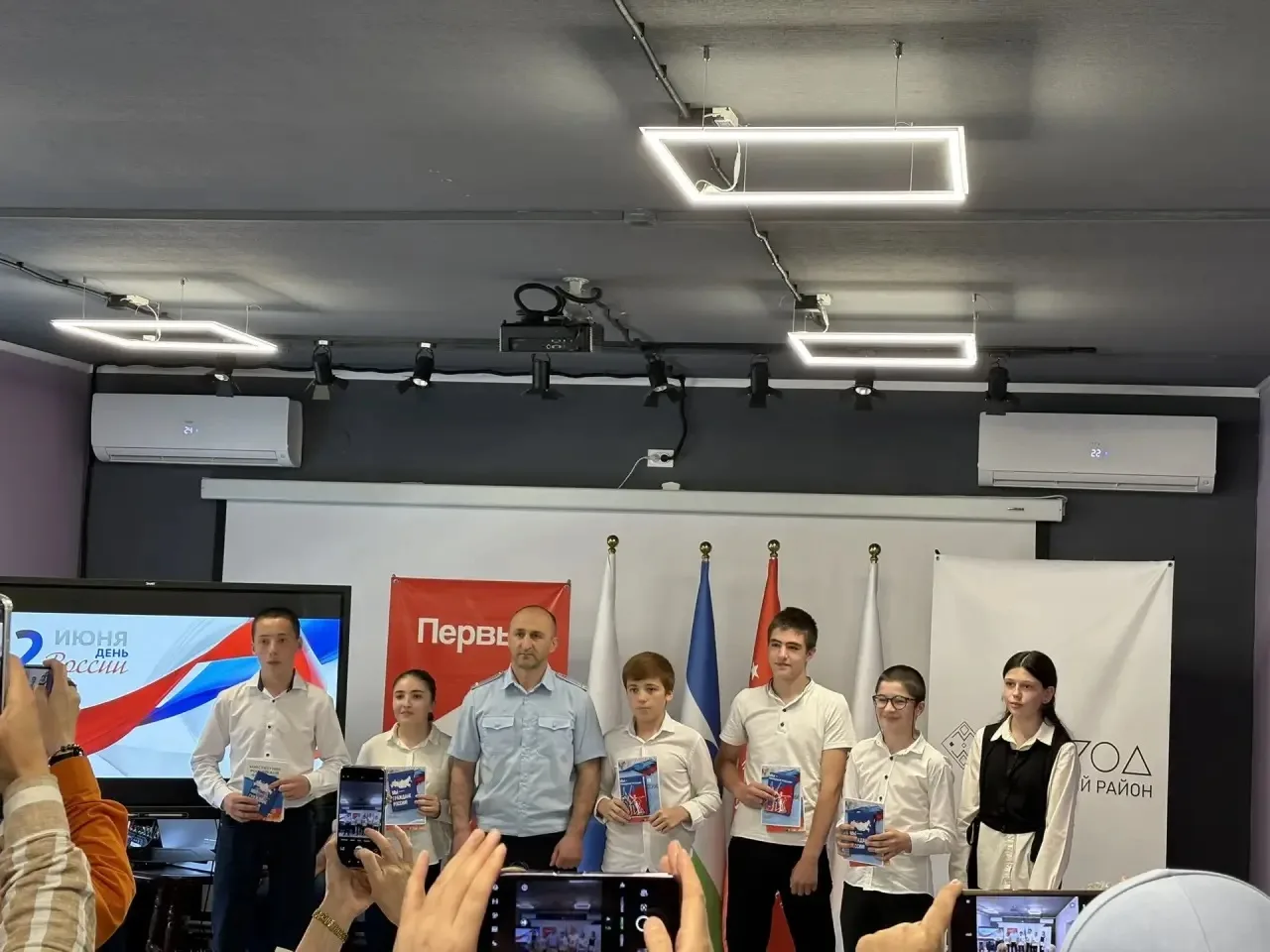 Торжественное вручение паспортов ко Дню России

Сегодня, в преддверии Дня России, в Молодёжном центр