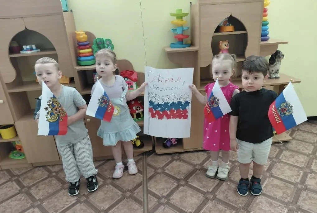 С Днём России! От самых главных патриотов! 🎨🇷🇺

Самые юные жители нашей страны из группы «Солнышк