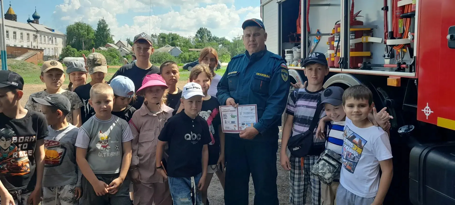 Сегодня в нашем лагере состоялась встреча с пожарными. Ребята имели возможность рассмотреть экипиров