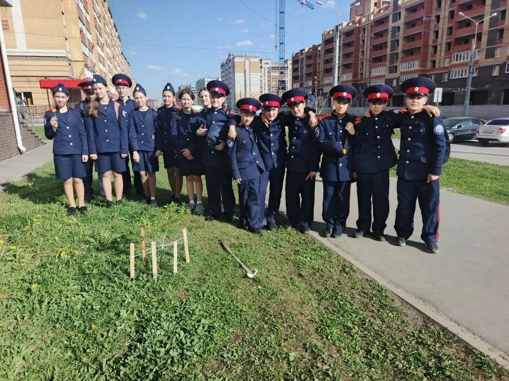 Сегодня наши казачата - волонтеры, приняли активное участие в городском субботнике, внося свой личны