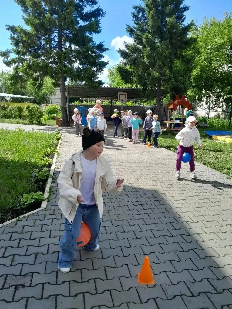 В честь Дня защиты детей на территории нашего детского сада прошло праздничное мероприятие.
Для восп