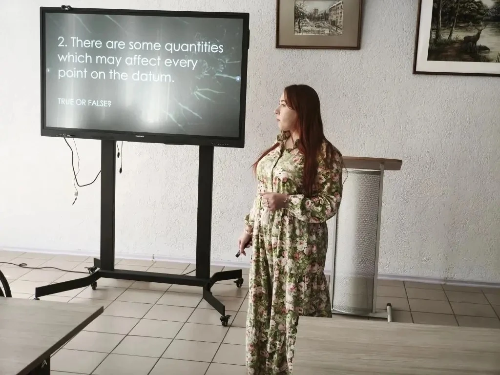 🌍 Геодезия + английский = успех в международной карьере!
В стенах нашего колледжа преподаватель Кре