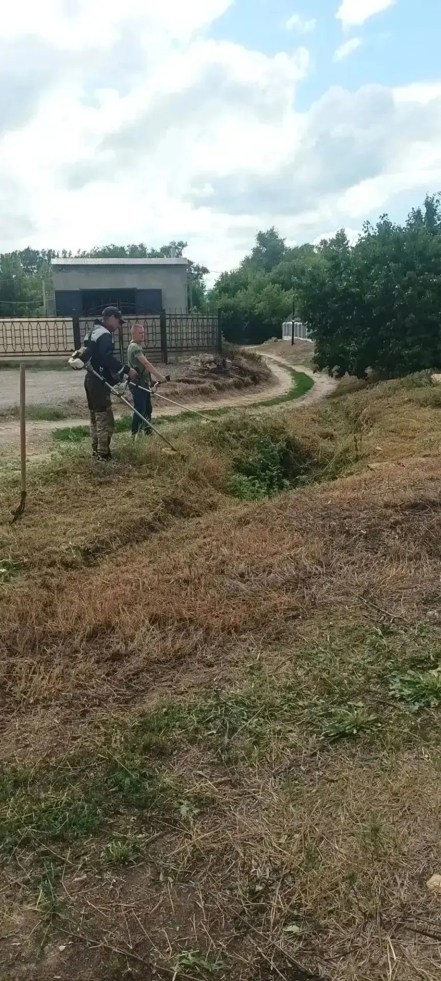 Сотрудниками МКУ «Благоустройство» города Жирновска была произведена очистка ливневой канализации по