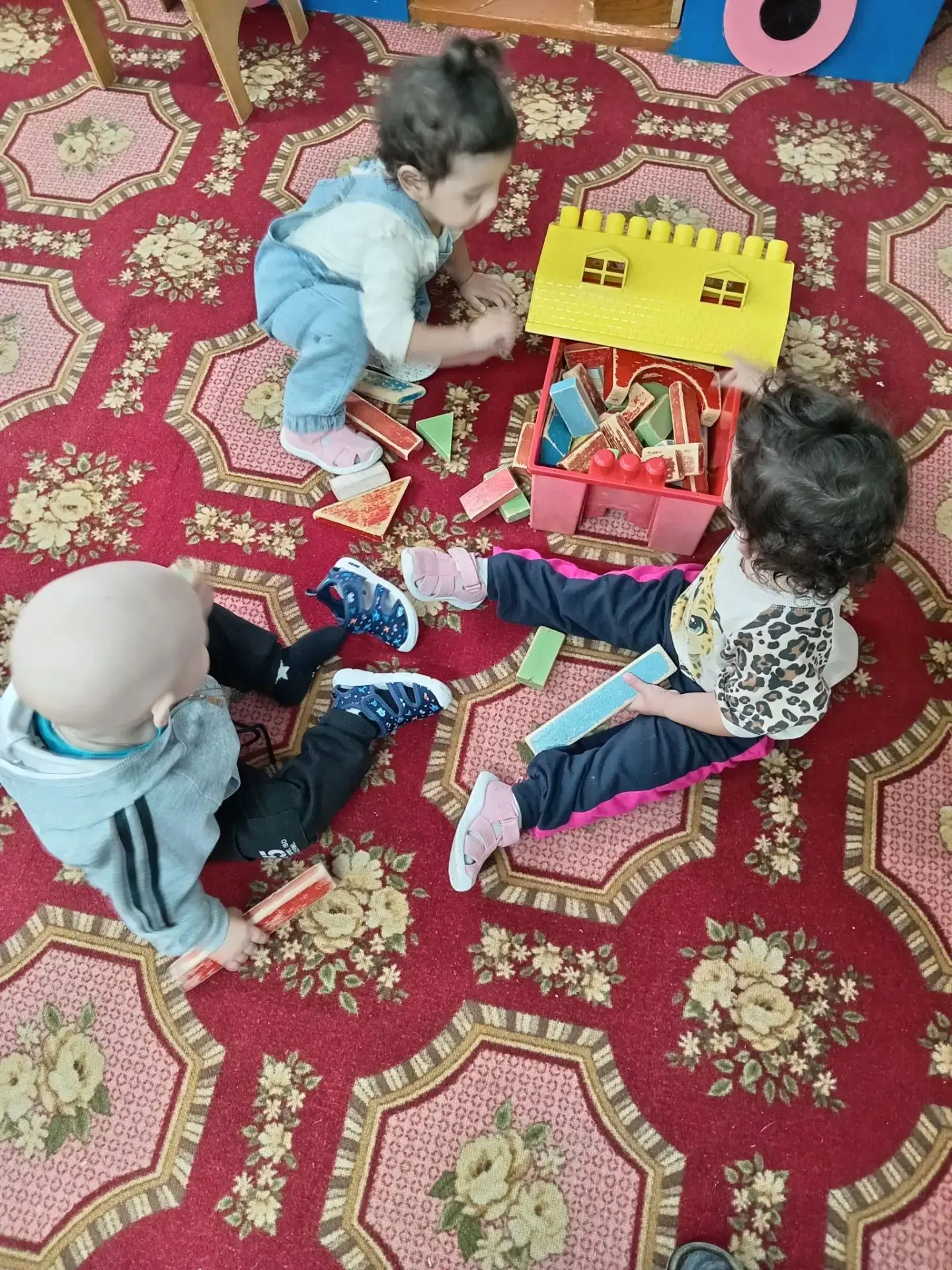 Когда дети играют в конструктор, они не просто развлекаются. Для ребёнка 2-3 лет это се...