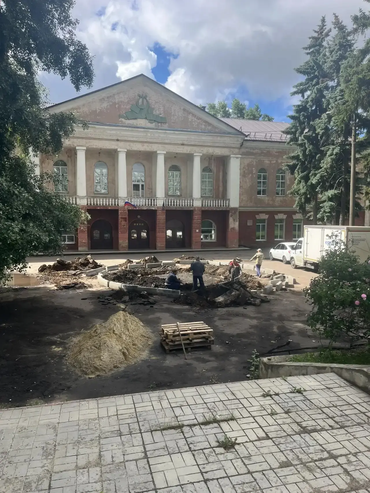 В городском парке приступили к строительству клумбы. 

фото ПРИНТ-ТВ