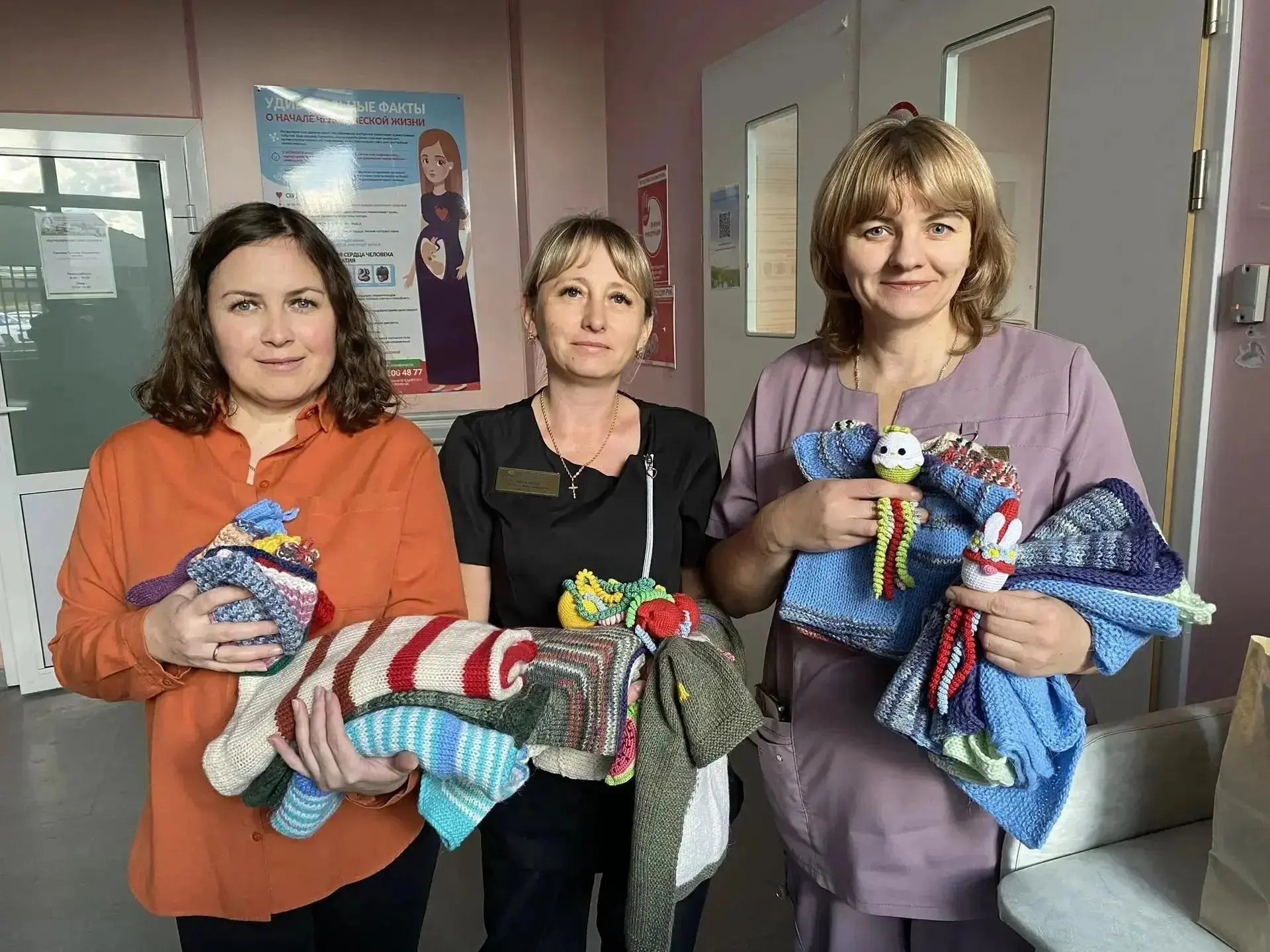Волонтёры «28 петель» передали вязаные вещи для недоношенных малышей в ДРКБ