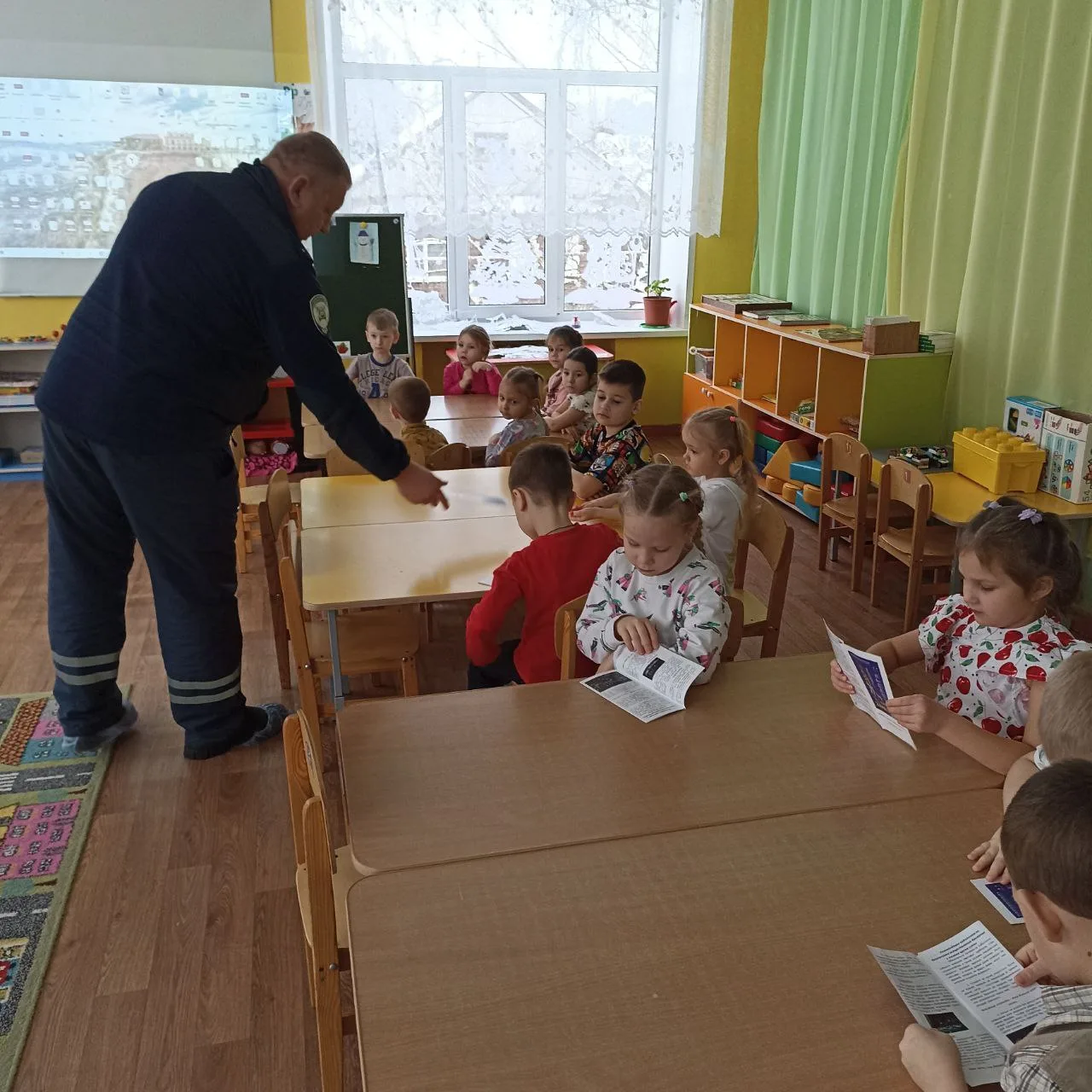 В нашем детском саду прошла очень важная встреча! К нам в гости пришли сотрудники полиц...