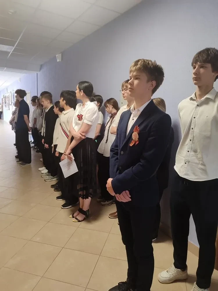 Бессмертный полк прямо в школьных коридорах 🕊❤ Сегодня наша школа превратилась в один огромный общий