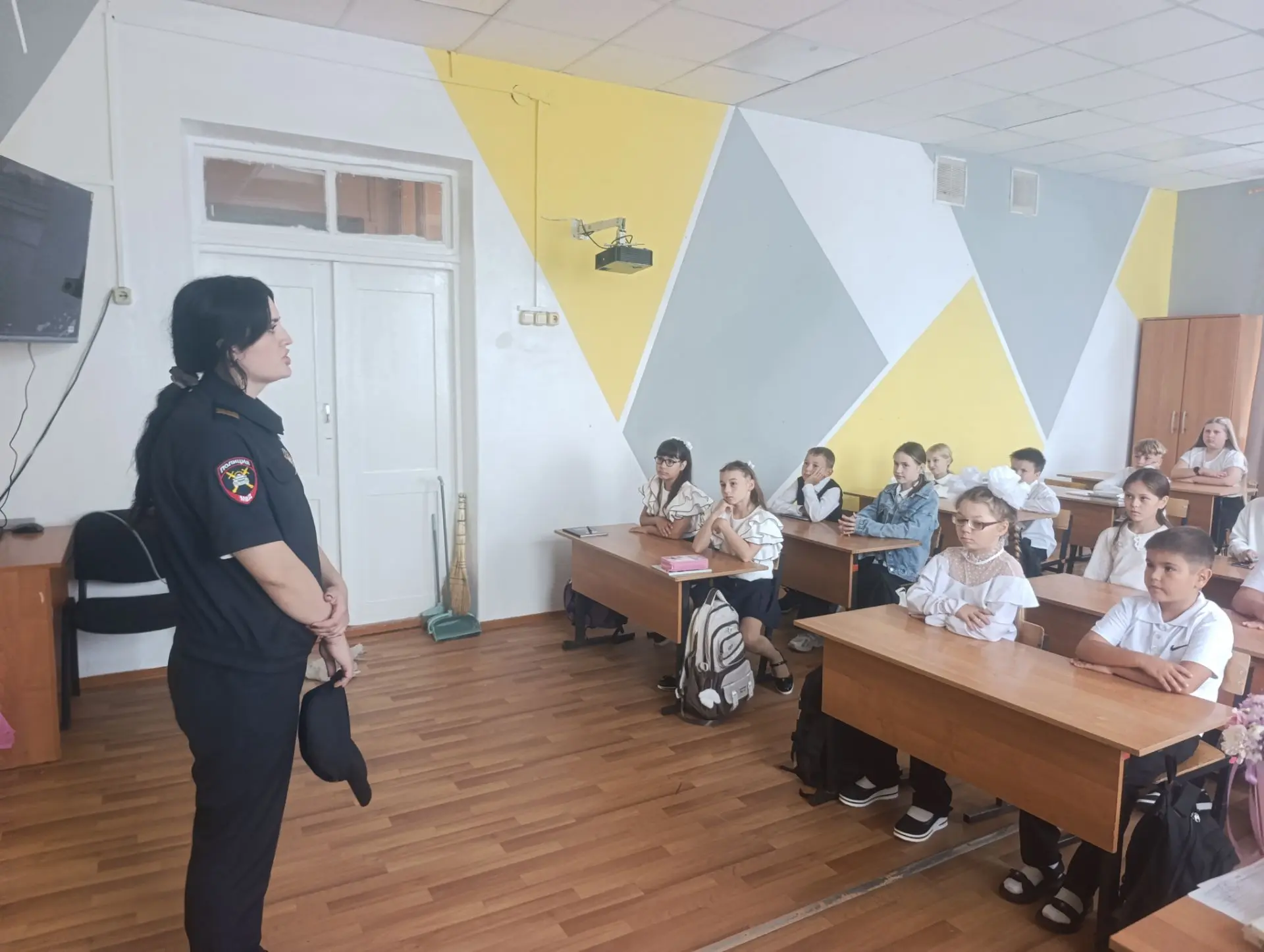 Вчера нашу школу посетил сотрудник Госавтоинспекции. Она провела беседу с учениками нач...