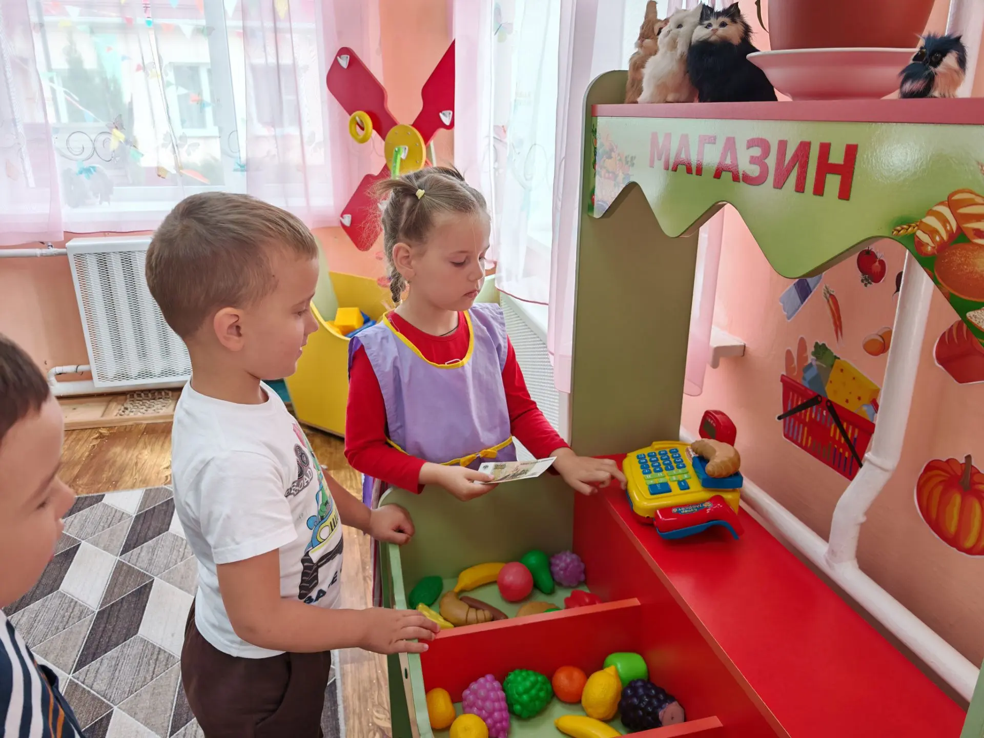 🛒✨ Игра «Магазин»: учимся финансовой грамотности весело! ✨🪙

Наши ребята сегодня были покупателями