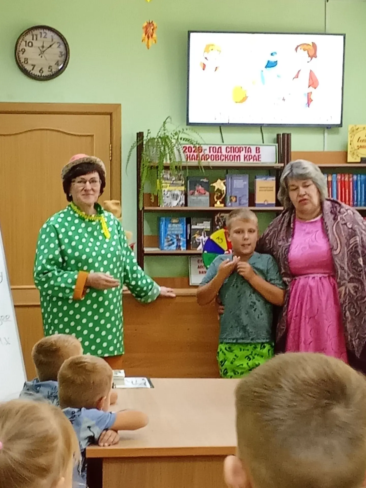 Сотрудники районной библиотеки в рамках проекта «Играем всей семьёй» провели для мальчи...