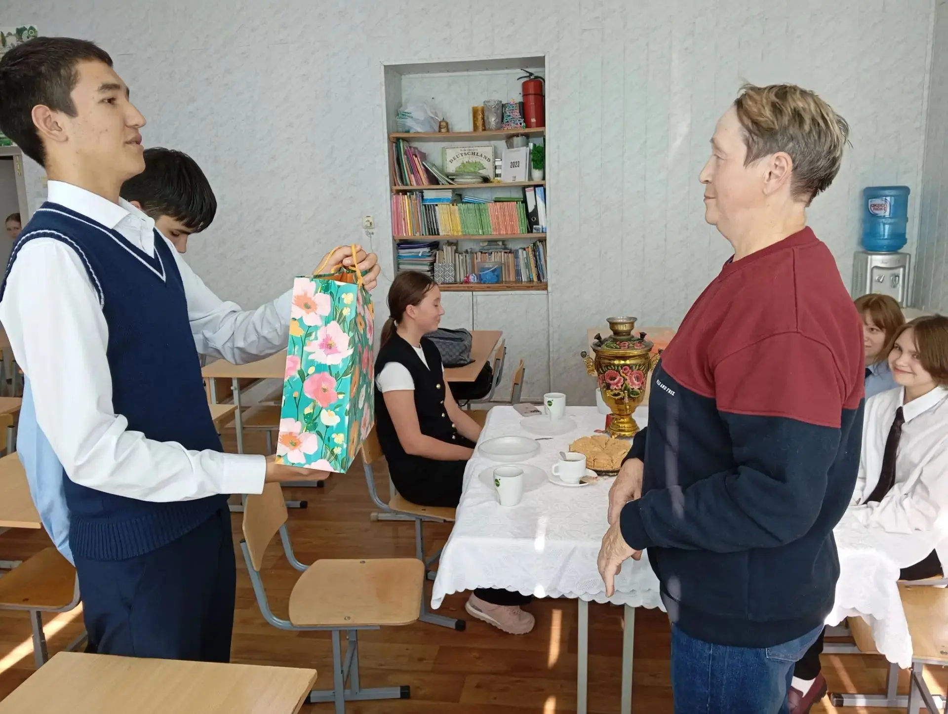 Сегодня в 8Б классе состоялась тёплая и душевная встреча с ветераном нашей школы — Зайн...