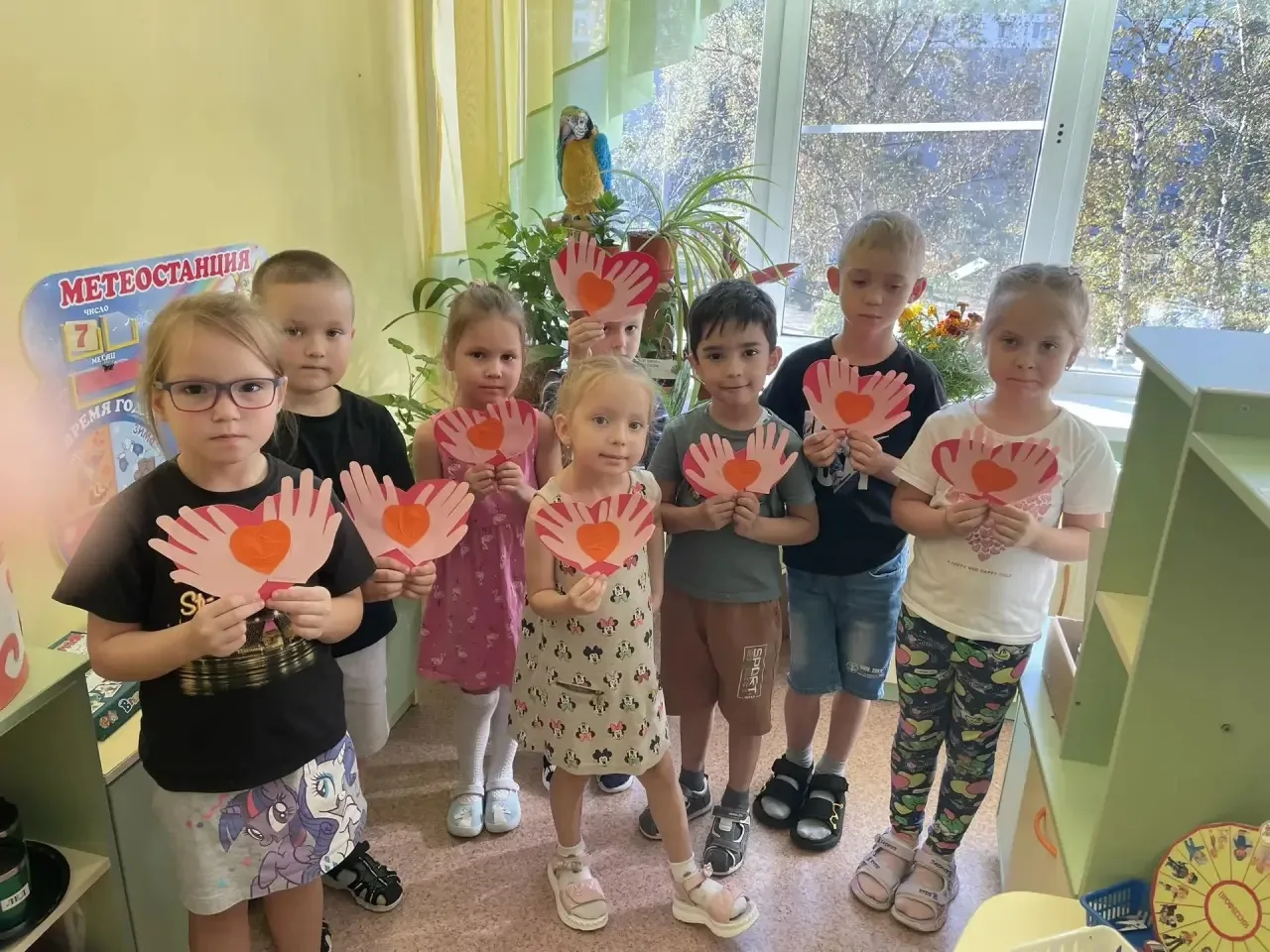 В нашем детском саду сегодня особенно тепло — малыши своими руками готовили открытки дл...