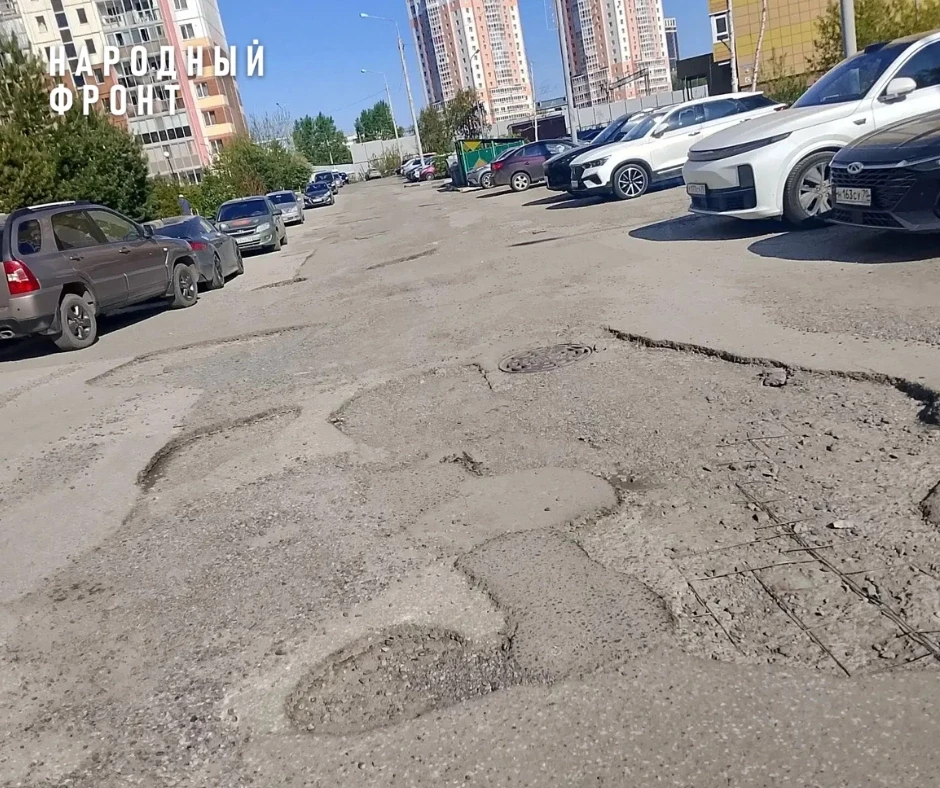 Жители микрорайона Нефтяной уже несколько лет мучаются с убитой дорогой
 
Жители густонаселенного ми