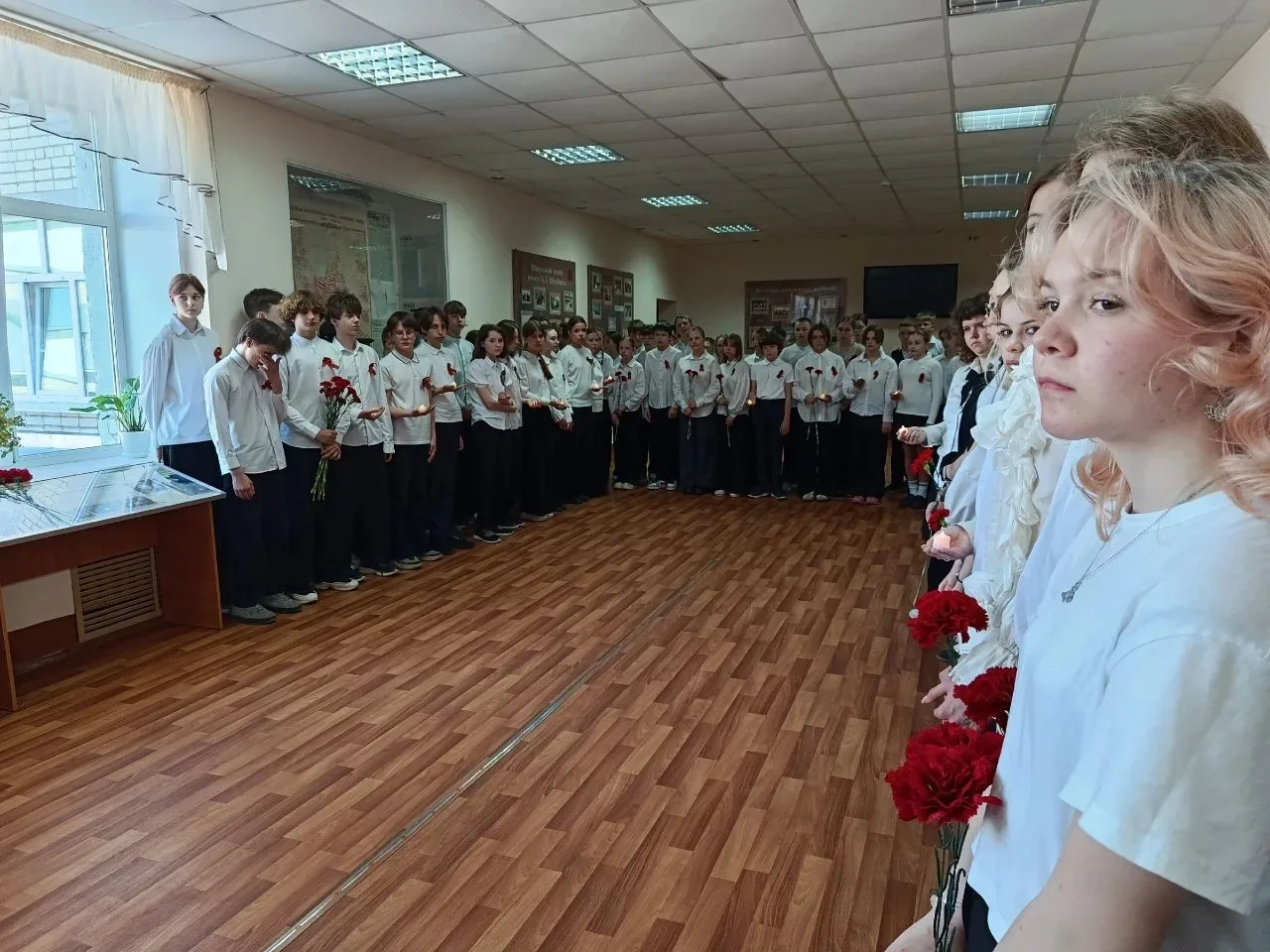 18 мая в нашей гимназии состоялось торжественное и волнующее событие — открытие «Парты Героя».  Особ