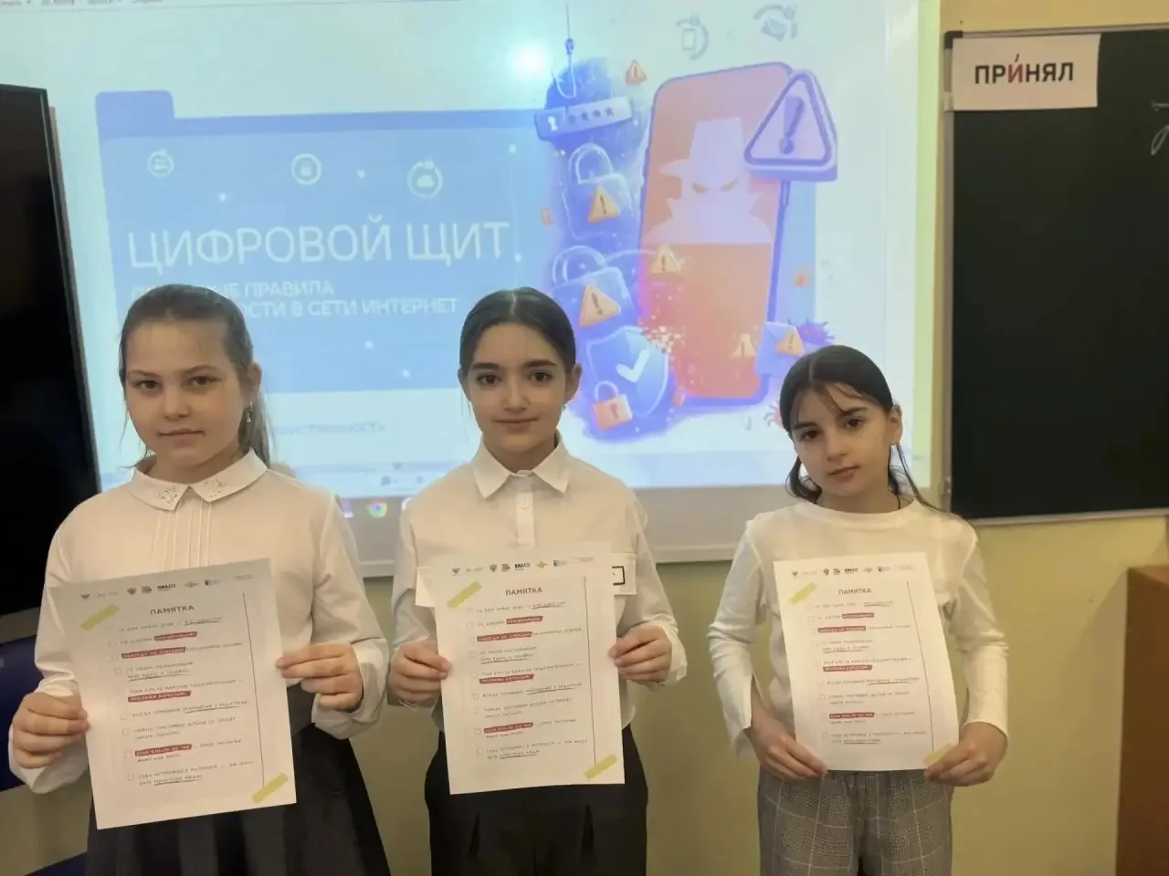 🗓️ 2 марта состоялась торжественная линейка, посвящённая церемонии поднятия Государственного флага и