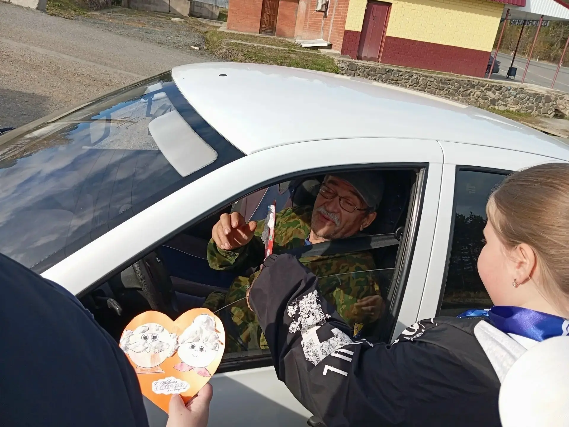 В преддверии Дня пожилого человека орлята из школы №1 сделали своими руками поздравител...