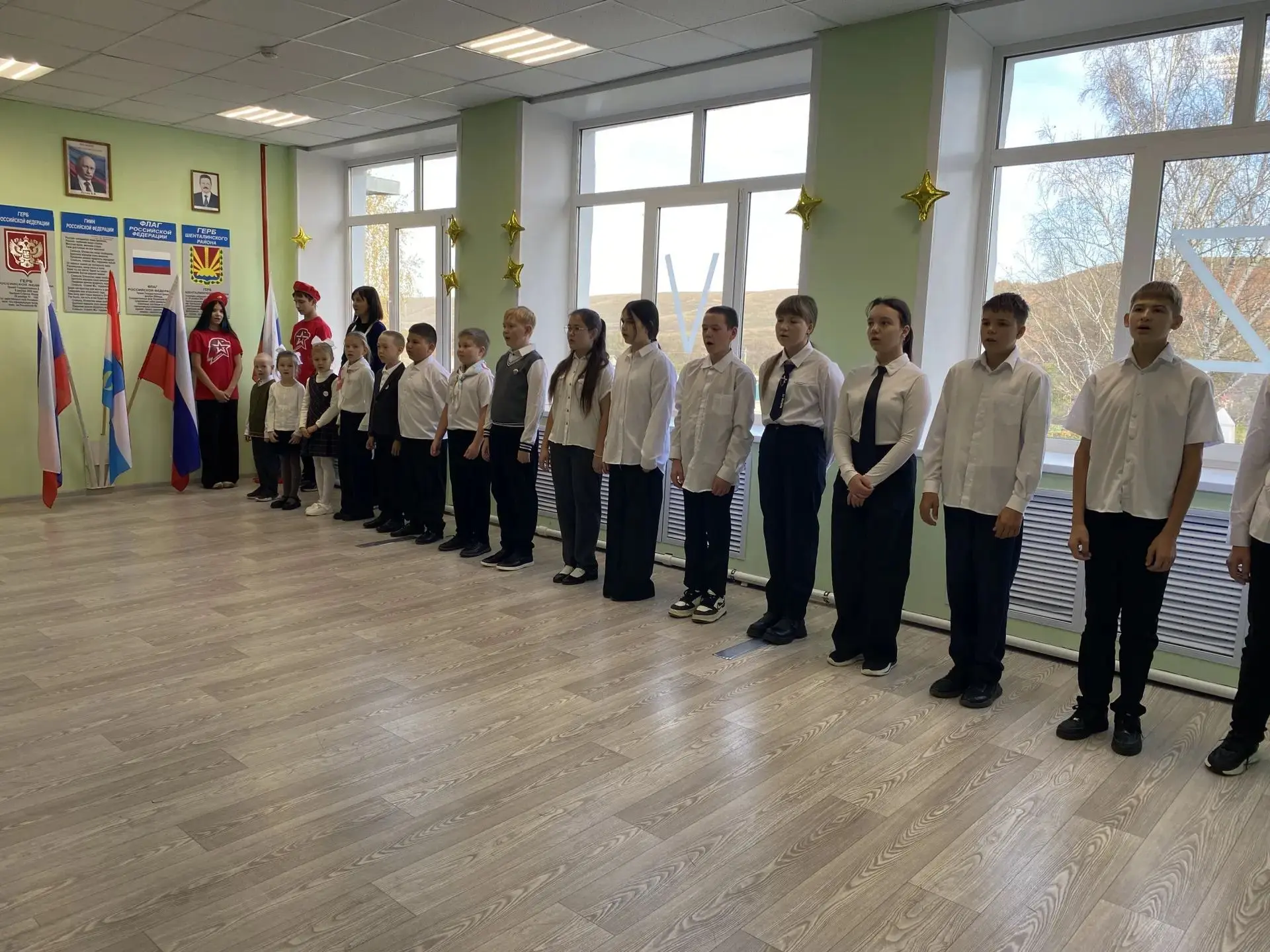 🎉 Понедельник начался с доброй традиции — школьной линейки! 🎉