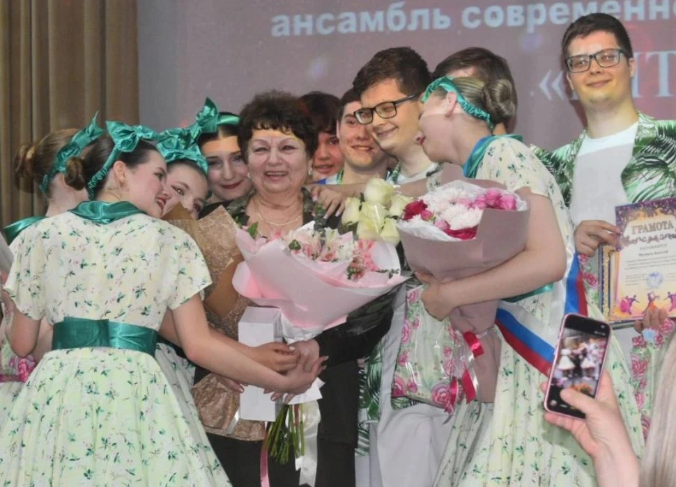 Зрители не жалели ладошек и горячо аплодировали юным талантам, выступающим на отчётном ...