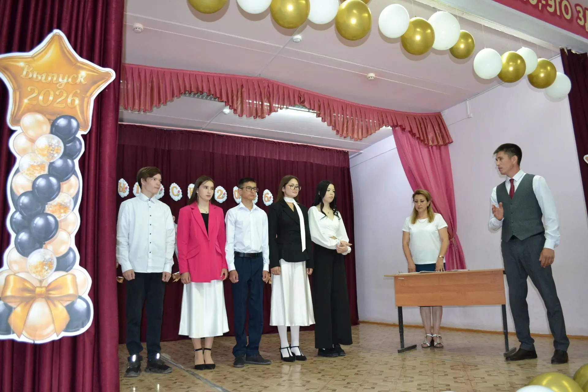 АТТЕСТАТЫ НА РУКАХ

💥Ну вот и всё! Сегодня в нашей школе состоялся по-настоящему трогательный и рад