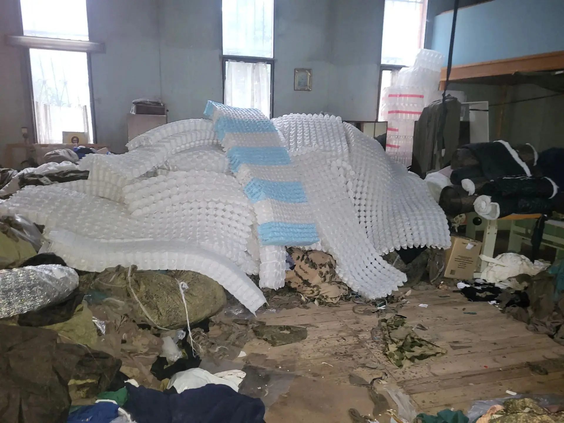 Спасибо Володе Стурову,что доставил эти основы для матрасов в храм Всех Святых, завтра ...