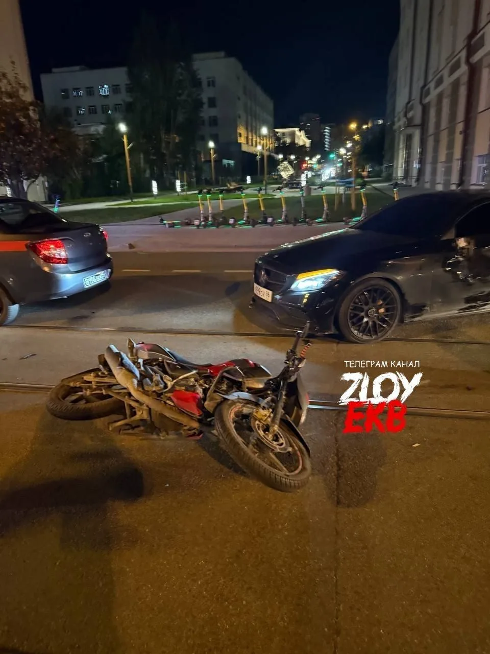 В Екатеринбурге 17 августа в 22:57 рядом с цирком (ул. 8 Марта) произошло ДТП: столкнул...