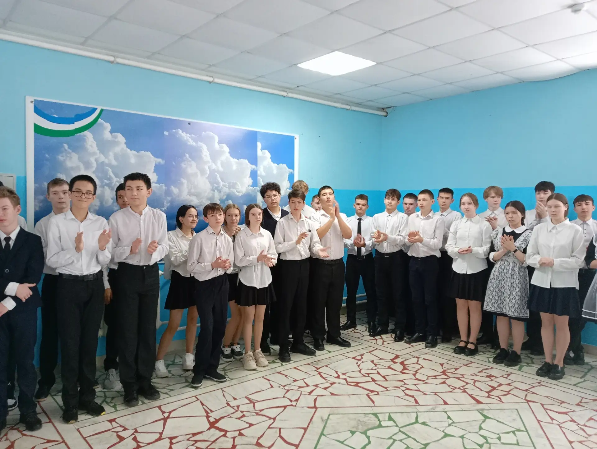 🎖️ Итоговая линейка: подводим итоги учебного года! 🎖️
https://vk.ru/album-216503388_311147893
В на