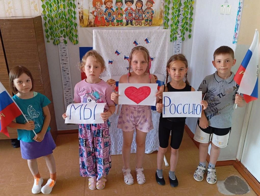Мероприятия ко дню России прошли в детском саду.
Россия – как из песни слово.
Берёзок юная листва.
К