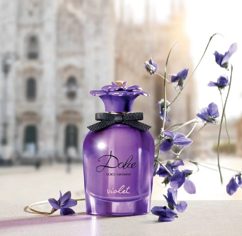 DOLCE & GABBANA dolce violet c ярким звучанием чёрной смородины, свежестью мандарина и ...