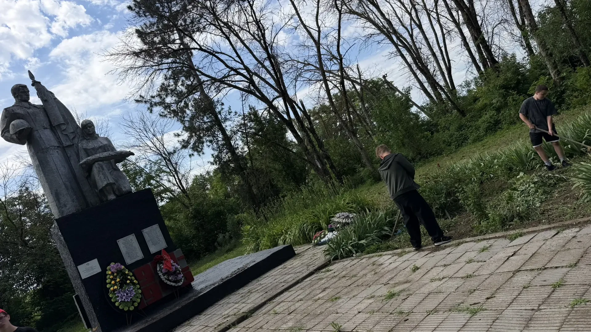 «Трудовая практика»
Школа начинается с пришкольного участка, поэтому летняя трудовая практика учащих