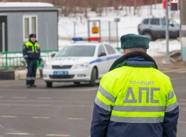 ГАИ регулирует очереди: инспекторы дежурят на заправках Забайкалья!